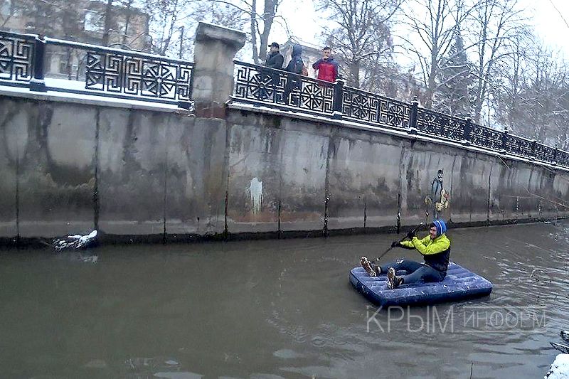 Фотосессия на реке на матрасе